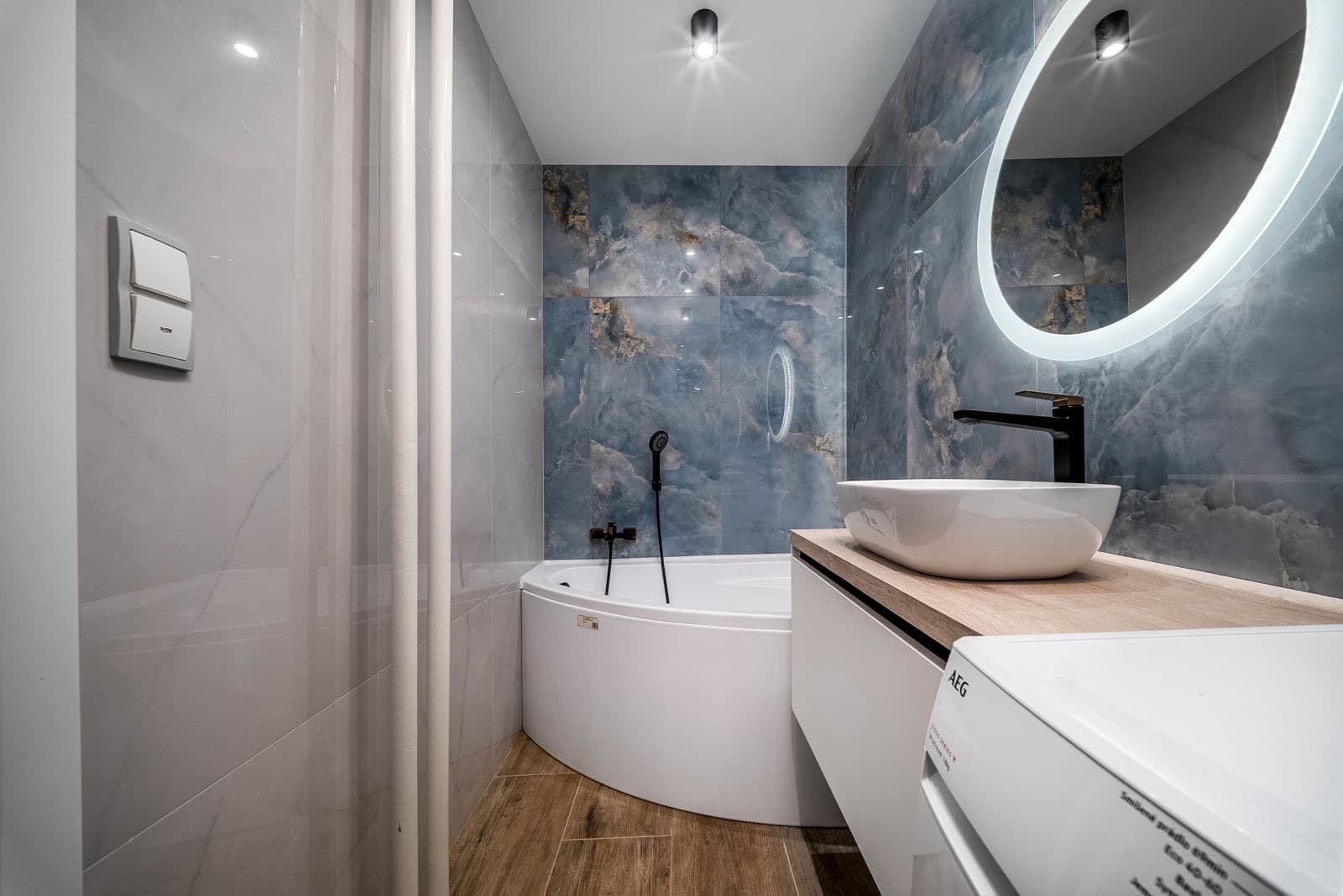 Po — Koupelna — z umakartového jádra moderní koupelna s rohovou vanou